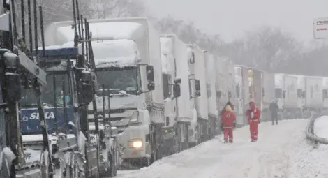Пускат поетапно движението на камионите по пътищата