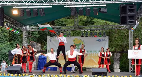 С вълнуващ концерт на народната певица Светла Дукатева приключи тридневният празник на село Николово.