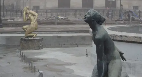 Почистване с киселина &bdquo;позлати&ldquo; две от бронзовите момичета на Далчев