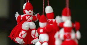 Баба Марта отваря работилничка  за мартеници в Детския център