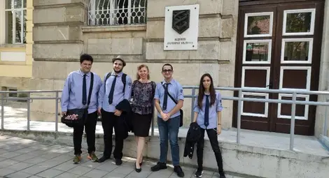 Снежана Тодорова сред свои ученици. Снимка: Авторът Снежана Тодорова сред свои ученици. Снимка: Авторът