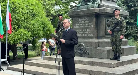 С тържествена церемония и благодарствен молебен бе отбелязан Празникът на Русе