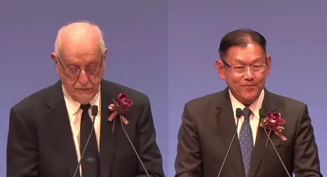 Проф. Пиерджорджо Усленги &ndash; Президент на URSI (вляво). Д-р Катсухико Кавадзое &ndash; Бивш президент на IEICE.