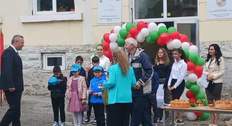 Г-жа Детелина Стефанова връчва паметната ученическа шапка на внучето си &ndash; първокласник.