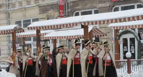 Обредното животно Бразая гони злите духове на площада в Русе /галерия/