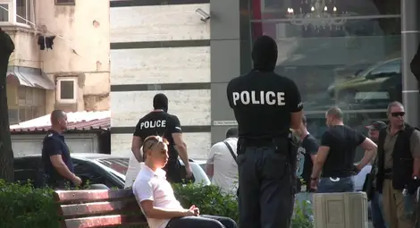 Задържаха двама спецполицаи, взели пари от незаконни имигранти