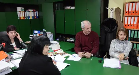 Директорът д-р Маргарита Николова /крайната вляво/ разказа за лошите условия и недостига на персонал, които затрудняват работата на инспекцията.                     Снимка: Красимир СТОЯНОВ