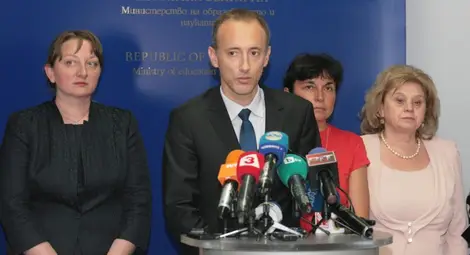 Просветният министър не приема камери в класните стаи