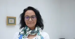 Художничка от Истанбул показва старинна техника за рисуване с чисто злато