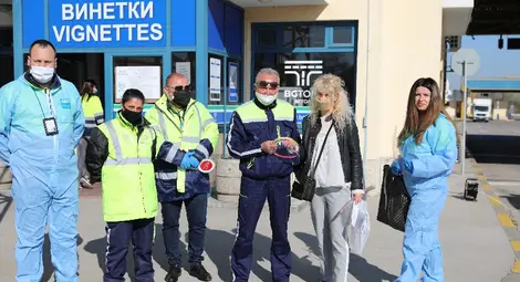 50 предпазни шлема за тол служителите и 1200 лева за нуждаещи се от ГЕРБ