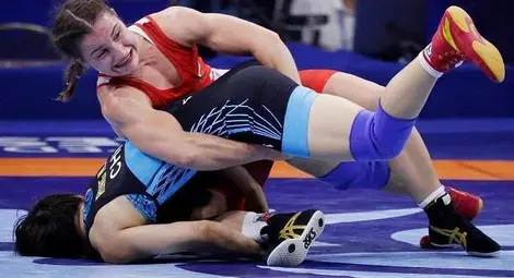 Биляна Дудова и Юлияна Янева на мъжки лагер в Тетевен