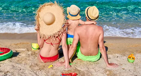 Проверка на фактите: Не е вярно, че в Гърция са забранили воденето на деца на плаж