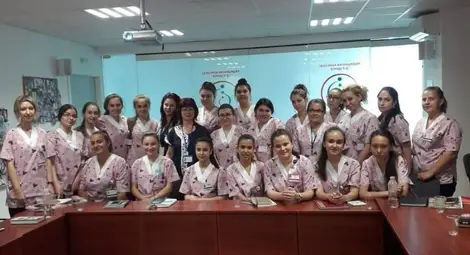 Бъдещи сестри и акушерки консултират по телефона пациенти и техни близки