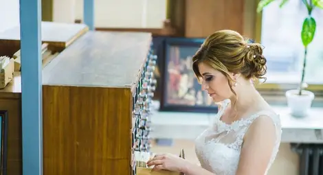 Мартина избра библиотеката за сватбената си фотосесия