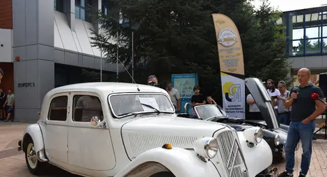 Изложба на ретро автомобили показва класически коли от различни епохи в Русенския универтитет