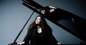 Детски роял играчка омагьосва петгодишната Пламена Мангова