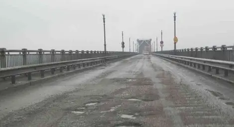 Огромни дупки зейнаха в румънския участък на Дунав мост