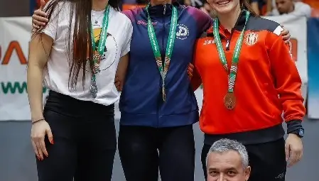 Йова Петрова в компанията на подгласничките си и на треньора Димитър Петров. Снимка: СКЛА „Дунав“ Йова Петрова в компанията на подгласничките си и на треньора Димитър Петров. Снимка: СКЛА „Дунав“