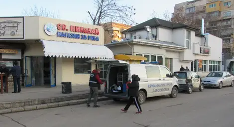 След запой от сутринта: Мутито заби нож в главата на Кучето посред бял ден пред пазара в &bdquo;Чародейка&ldquo;