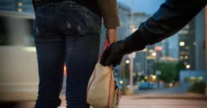 Джебчийка измъкна пенсията на баба от срязана с ножче чанта