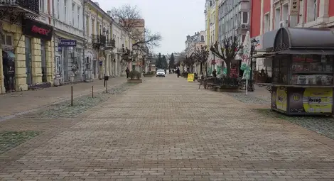 Извънредно положение: Празни улици и опашки пред хранителните магазини Извънредно положение: Празни улици и опашки пред хранителните магазини