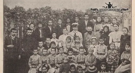 Пастор Вангеман със своята съпруга и арменските деца-сираци. Пастор Вангеман със своята съпруга и арменските деца-сираци.