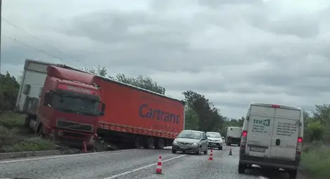 Три катастрофи за 45 минути  на мокрия път Русе-Бяла