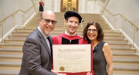 Марк Зукърбърг се дипломира 12 години след като напусна Харвард