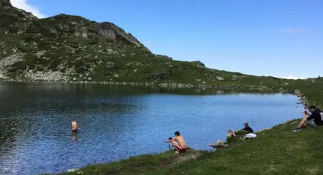 Издирват сърбите, къпали се на езерото Бъбрека в Рила