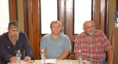 Отляво надясно: карикатуристът Валентин Георгиев, гл. редактор на &bdquo;Утро&ldquo; Младен Любенов и Валентин Христов. Снимка: Красимир СТОЯНОВ