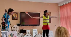 „Веселият светофар“ гостува на децата в „Тома Кърджиев“