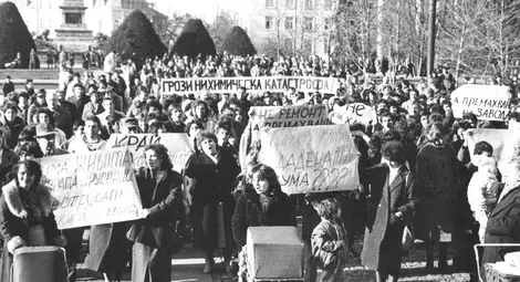 Преди четвърт век шест смели жени  поведоха първия бунт срещу властта