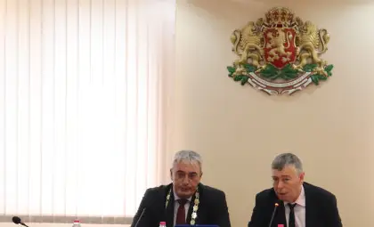 Божидар Борисов и Данаил Ковачев при встъпването в длъжност на кмета на Две могили. Божидар Борисов и Данаил Ковачев при встъпването в длъжност на кмета на Две могили.