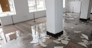 Наводнение на третия етаж събори тавана на малката изложбена зала