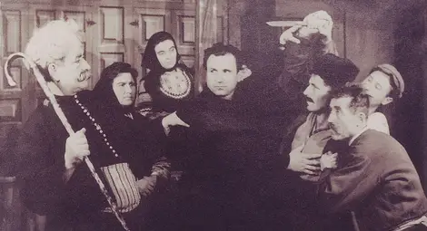 10. Сцена от пиесата &bdquo;Снаха&ldquo; от Георги Караславов. Отляво надясно: Антон Кьосев, Латинка Тодоранова, Соня Кушева, Младен Младенов, Иван Ботов, Деньо Караиванов и Никола Кушев, Поликрайще, 1966 &ndash; 1967 г.