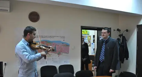 С &bdquo;Ода на радостта&ldquo; изненадаха  рожденика Страхил Карапчански