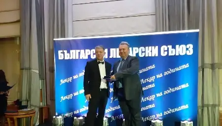 Д-р Огнян Шербанов получава наградата си в София. Снимка: БЛС