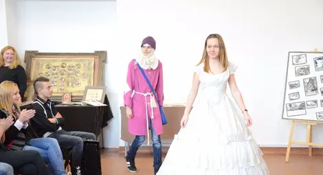 Облеклото си уши коледна елха със златист корсет и дипли от борови игли