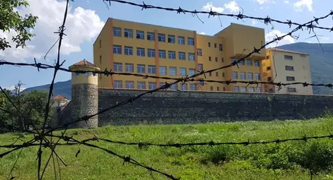 Трима непълнолетни избягаха от затвора във Враца