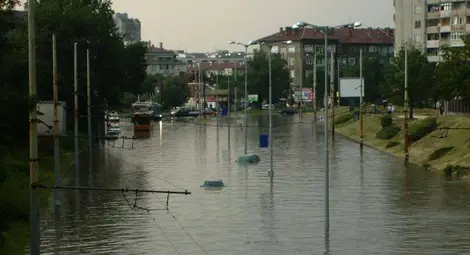 Над 100 сигнала за наводнени улици и сгради след края на бурята