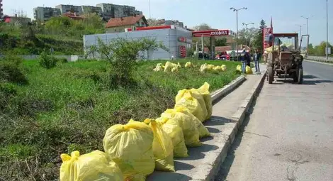 Два пъти повече доброволци чистиха областта в събота