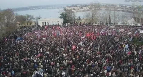 Крим изригна: В Севастопол си избраха президент, в Керч издигнаха руско знаме