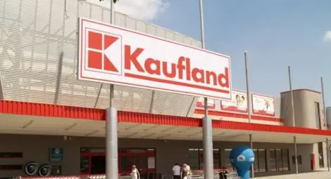 Крадец влачи две охранителки пред хипермаркет!