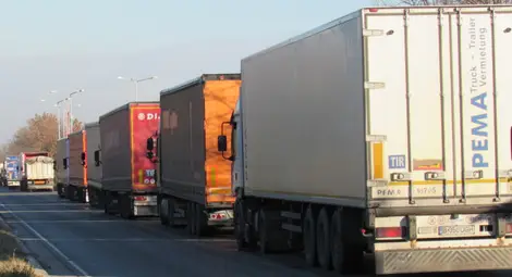 Турски тираджия удари полицай след опит да пререди колоната за Дунав мост