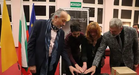 Доходното здание се превърна в пощенска станция за валидирането на марка за Русенската опера