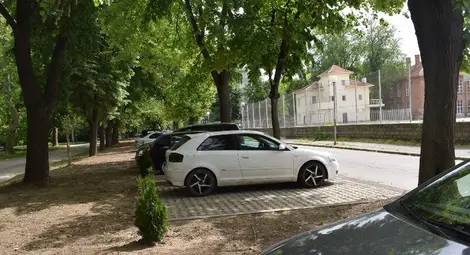 Глоба за паркиране на инвалидно място падна заради объркваща табела