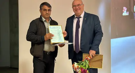 Енчо Енчев награждава председателя на читалището в Сандрово.