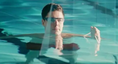 Рискован експеримент! Норвежец се гръмна с калашник под водата! (ВИДЕО)