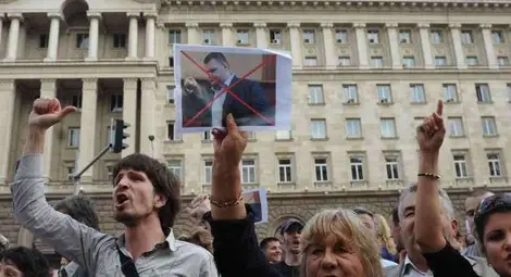 Протест блокира Ларгото в София