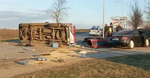 Летящо по пътя ауди преобърна пикап